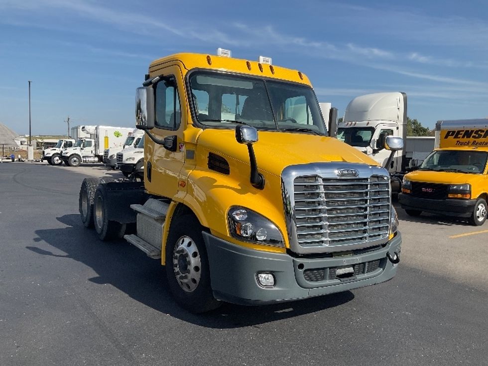 Day Cab Tractor-Heavy Duty Tractors-Freightliner-2019-Cascadia 11364ST-Piqua-OH-375,000\n\t\tmiles-$ 48,000 - Image 1