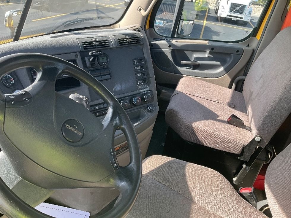 Day Cab Tractor-Heavy Duty Tractors-Freightliner-2019-Cascadia 11364ST-Piqua-OH-375,000\n\t\tmiles-$ 48,000 - Image 10