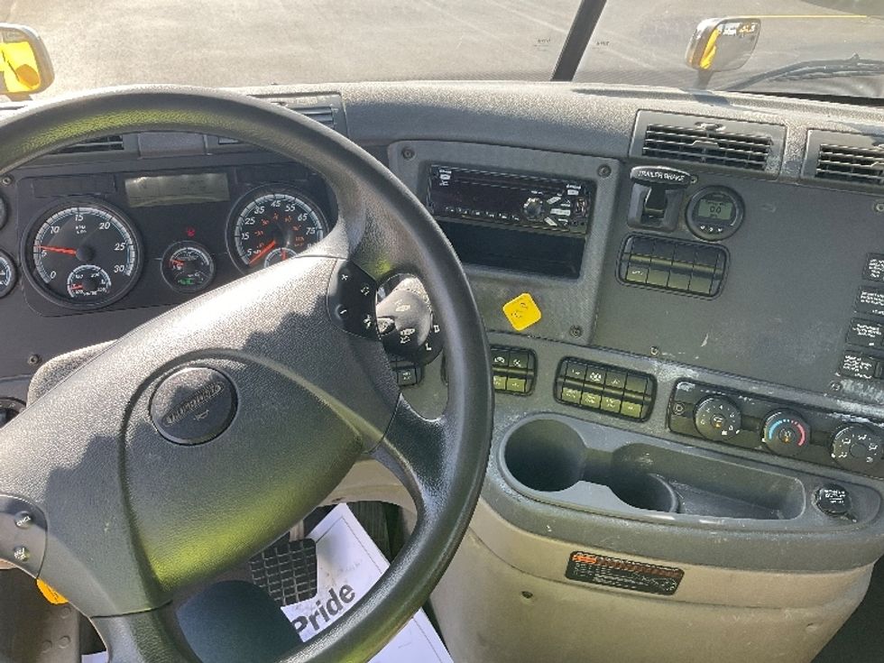 Day Cab Tractor-Heavy Duty Tractors-Freightliner-2019-Cascadia 11364ST-Piqua-OH-375,000\n\t\tmiles-$ 48,000 - Image 11