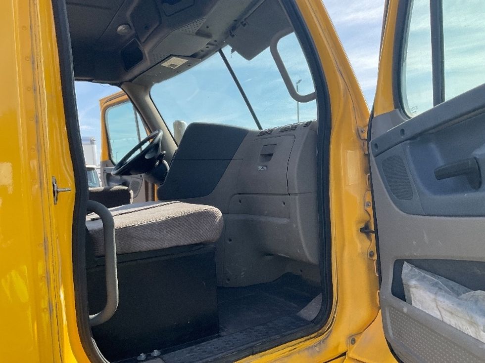 Day Cab Tractor-Heavy Duty Tractors-Freightliner-2019-Cascadia 11364ST-Piqua-OH-375,000\n\t\tmiles-$ 48,000 - Image 12