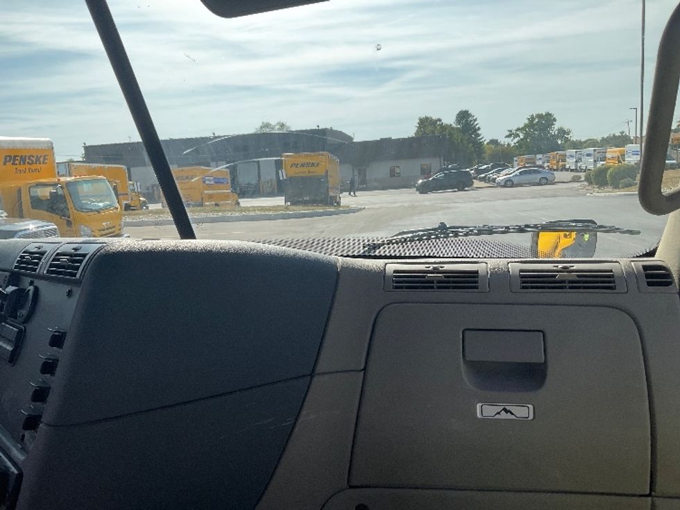 Day Cab Tractor-Heavy Duty Tractors-Freightliner-2019-Cascadia 11364ST-Piqua-OH-375,000\n\t\tmiles-$ 48,000 - Image 13