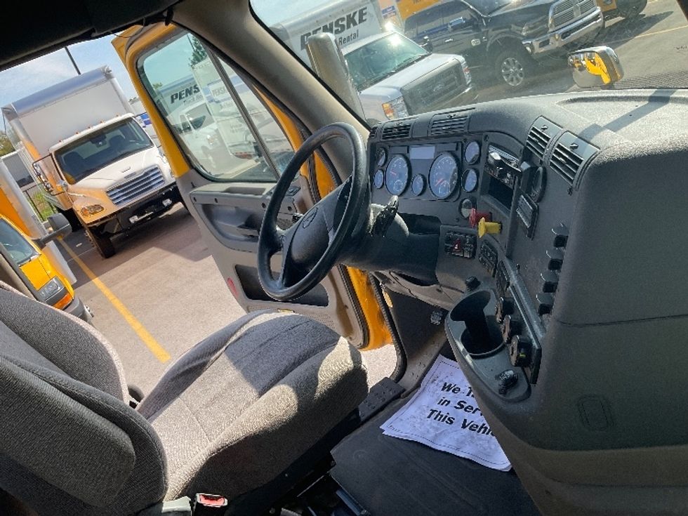 Day Cab Tractor-Heavy Duty Tractors-Freightliner-2019-Cascadia 11364ST-Piqua-OH-375,000\n\t\tmiles-$ 48,000 - Image 14