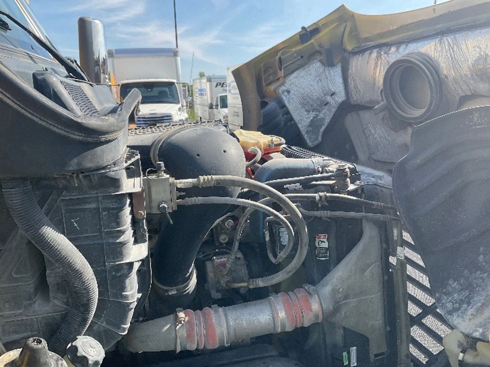 Day Cab Tractor-Heavy Duty Tractors-Freightliner-2019-Cascadia 11364ST-Piqua-OH-375,000\n\t\tmiles-$ 48,000 - Image 15