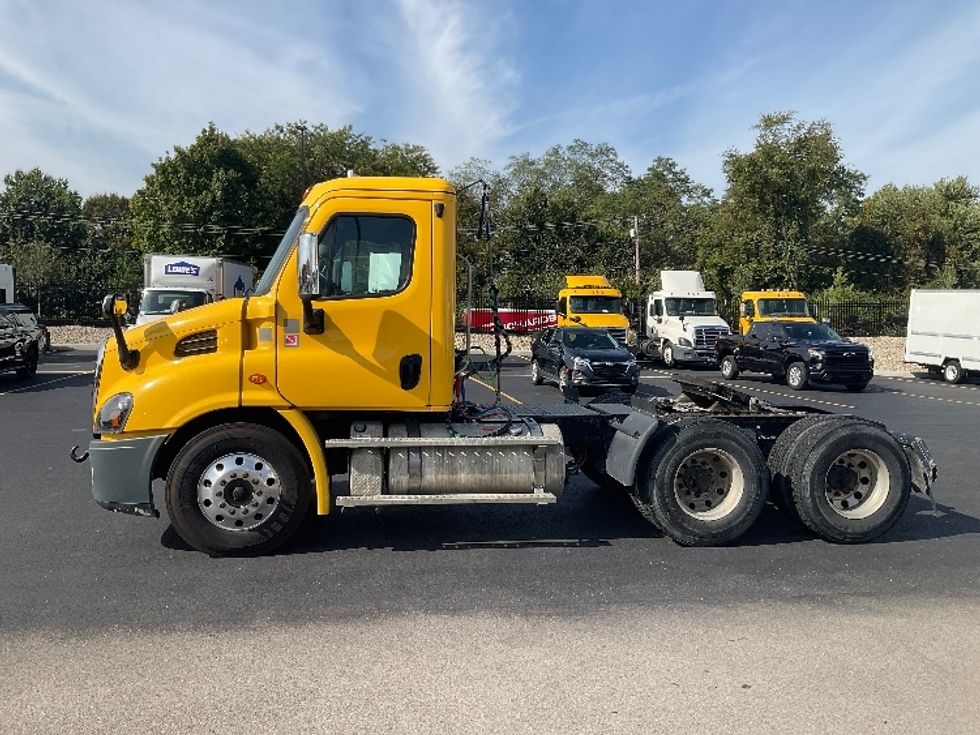 Day Cab Tractor-Heavy Duty Tractors-Freightliner-2019-Cascadia 11364ST-Piqua-OH-375,000\n\t\tmiles-$ 48,000 - Image 4