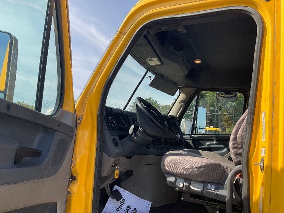 Day Cab Tractor-Heavy Duty Tractors-Freightliner-2019-Cascadia 11364ST-Piqua-OH-375,000\n\t\tmiles-$ 48,000 - Image 9