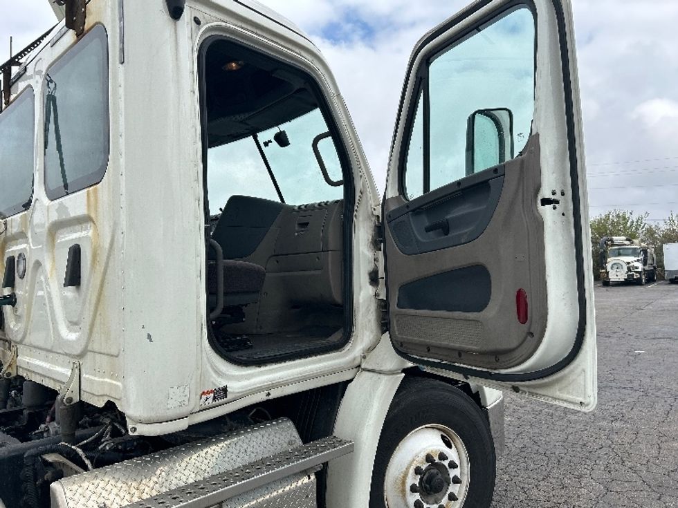 Day Cab Tractor-Heavy Duty Tractors-Freightliner-2019-Cascadia 11364ST-Piqua-OH-434,671\n\t\tmiles-$ 30,750 - Image 12