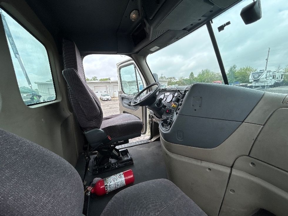 Day Cab Tractor-Heavy Duty Tractors-Freightliner-2019-Cascadia 11364ST-Piqua-OH-434,671\n\t\tmiles-$ 30,750 - Image 14