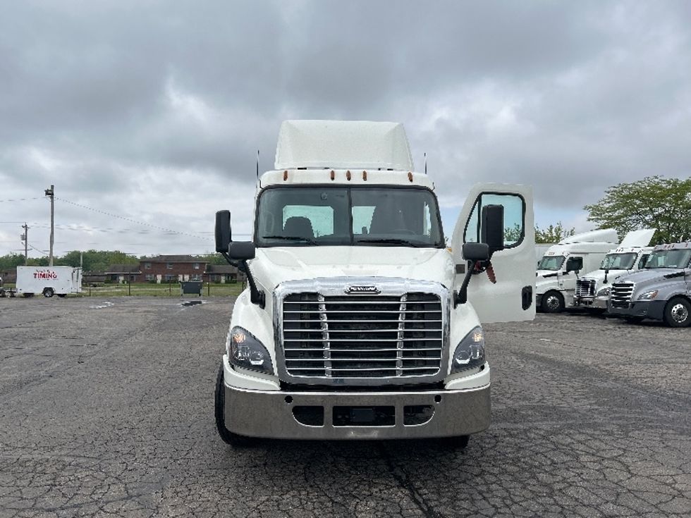 Day Cab Tractor-Heavy Duty Tractors-Freightliner-2019-Cascadia 11364ST-Piqua-OH-434,671\n\t\tmiles-$ 30,750 - Image 2