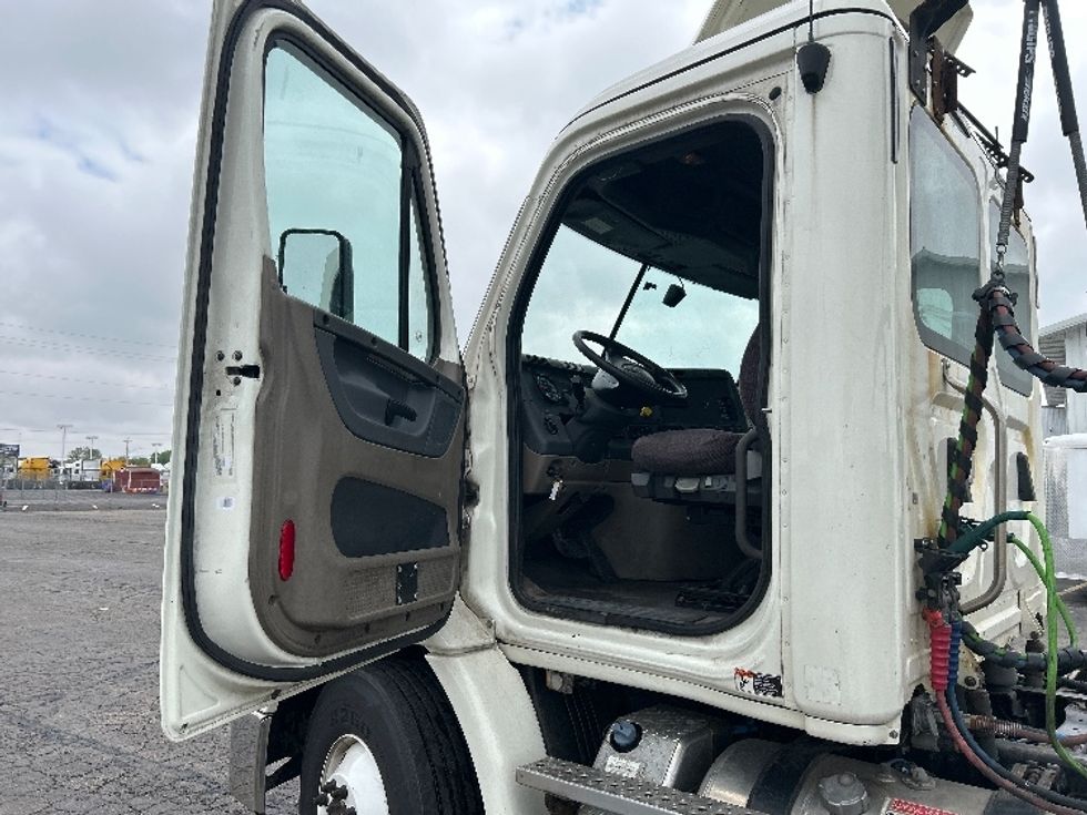 Day Cab Tractor-Heavy Duty Tractors-Freightliner-2019-Cascadia 11364ST-Piqua-OH-434,671\n\t\tmiles-$ 30,750 - Image 9