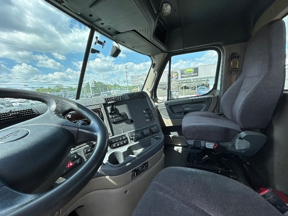 Day Cab Tractor-Heavy Duty Tractors-Freightliner-2019-Cascadia 11364ST-Piqua-OH-447,643\n\t\tmiles-$ 29,250 - Image 10