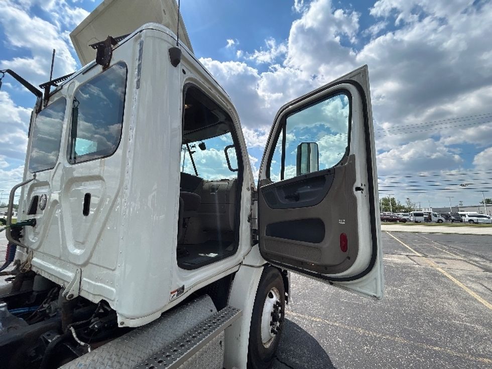 Day Cab Tractor-Heavy Duty Tractors-Freightliner-2019-Cascadia 11364ST-Piqua-OH-447,643\n\t\tmiles-$ 29,250 - Image 11