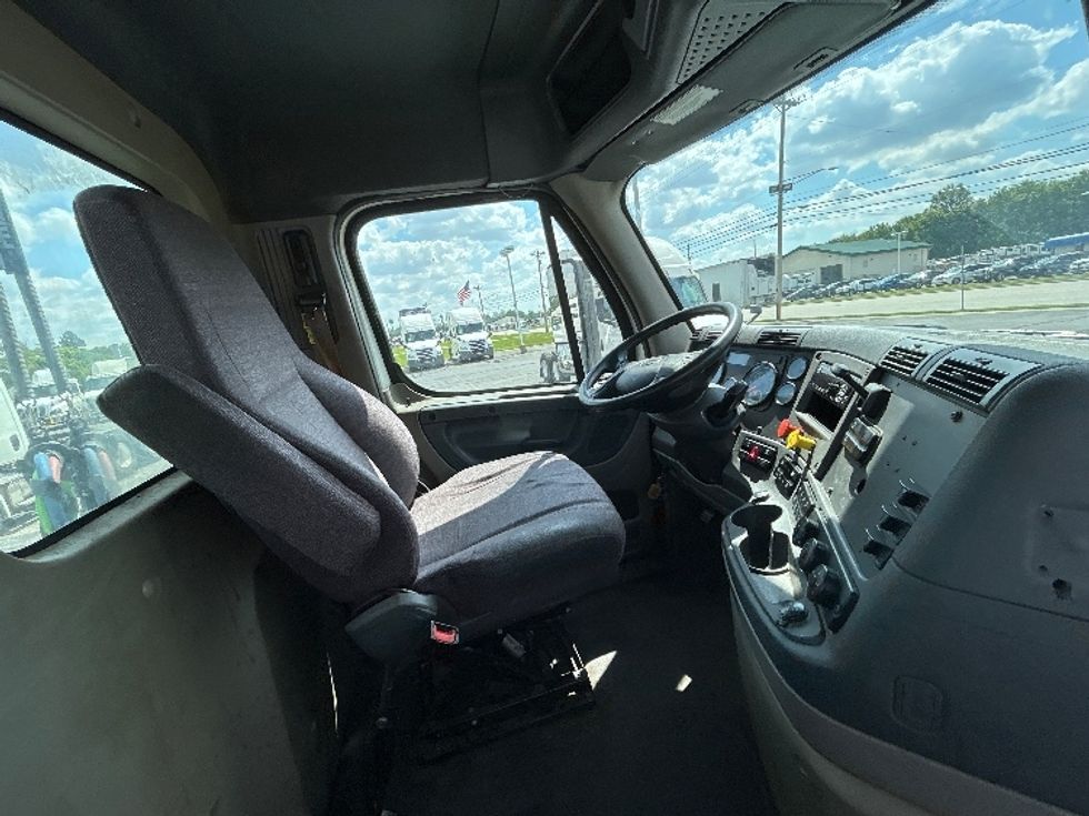Day Cab Tractor-Heavy Duty Tractors-Freightliner-2019-Cascadia 11364ST-Piqua-OH-447,643\n\t\tmiles-$ 29,250 - Image 13