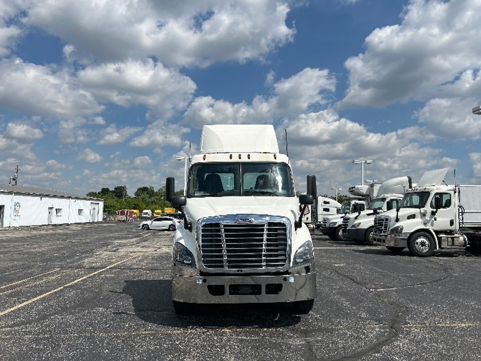 Day Cab Tractor-Heavy Duty Tractors-Freightliner-2019-Cascadia 11364ST-Piqua-OH-447,643\n\t\tmiles-$ 29,250 - Image 2