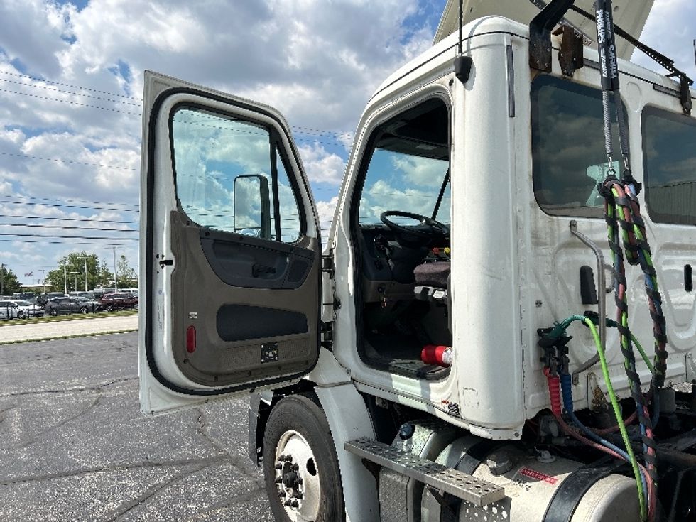 Day Cab Tractor-Heavy Duty Tractors-Freightliner-2019-Cascadia 11364ST-Piqua-OH-447,643\n\t\tmiles-$ 29,250 - Image 9