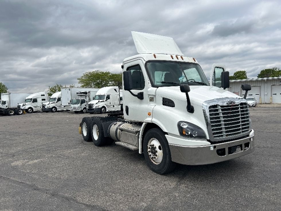 Day Cab Tractor-Heavy Duty Tractors-Freightliner-2019-Cascadia 11364ST-Piqua-OH-450,304\n\t\tmiles-$ 32,250 - Image 1