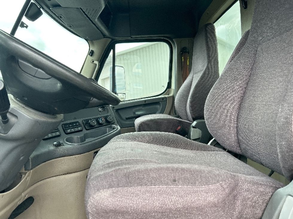 Day Cab Tractor-Heavy Duty Tractors-Freightliner-2019-Cascadia 11364ST-Piqua-OH-450,304\n\t\tmiles-$ 32,250 - Image 10
