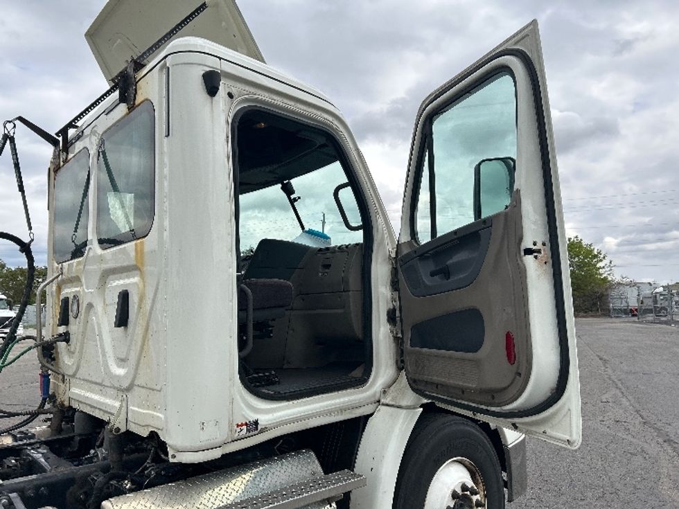 Day Cab Tractor-Heavy Duty Tractors-Freightliner-2019-Cascadia 11364ST-Piqua-OH-450,304\n\t\tmiles-$ 32,250 - Image 12