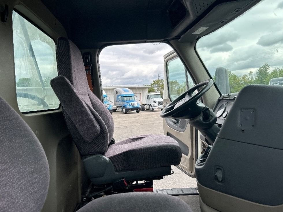 Day Cab Tractor-Heavy Duty Tractors-Freightliner-2019-Cascadia 11364ST-Piqua-OH-450,304\n\t\tmiles-$ 32,250 - Image 14
