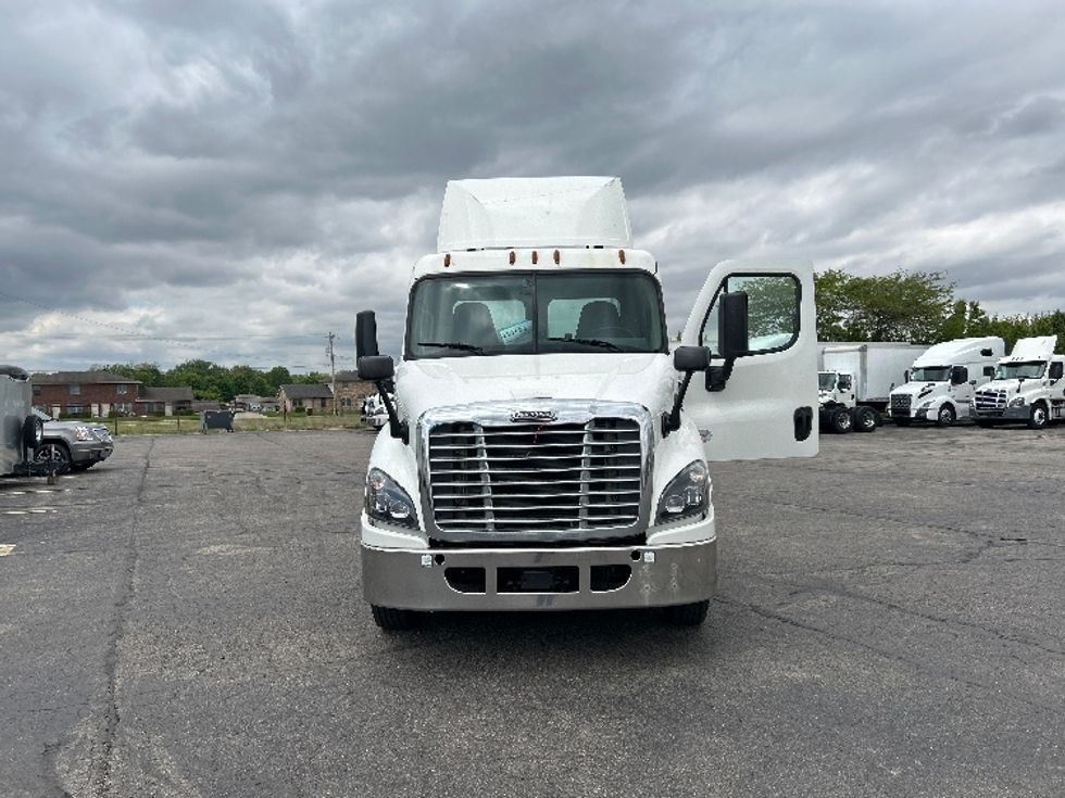 Day Cab Tractor-Heavy Duty Tractors-Freightliner-2019-Cascadia 11364ST-Piqua-OH-450,304\n\t\tmiles-$ 32,250 - Image 2
