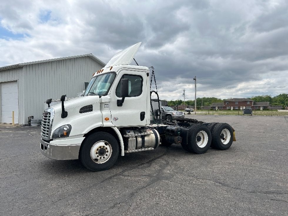 Day Cab Tractor-Heavy Duty Tractors-Freightliner-2019-Cascadia 11364ST-Piqua-OH-450,304\n\t\tmiles-$ 32,250 - Image 3