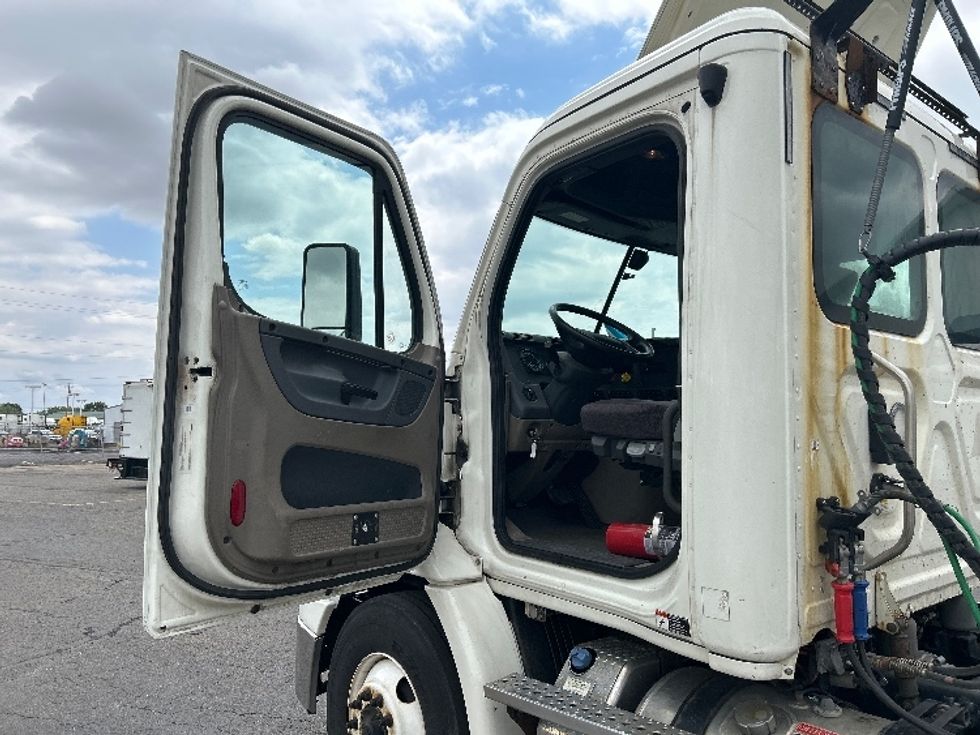 Day Cab Tractor-Heavy Duty Tractors-Freightliner-2019-Cascadia 11364ST-Piqua-OH-450,304\n\t\tmiles-$ 32,250 - Image 9