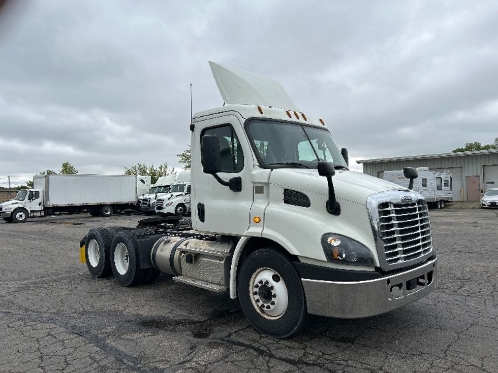 Day Cab Tractor-Heavy Duty Tractors-Freightliner-2019-Cascadia 11364ST-Piqua-OH-467,415\n\t\tmiles-$ 31,500 - Image 1