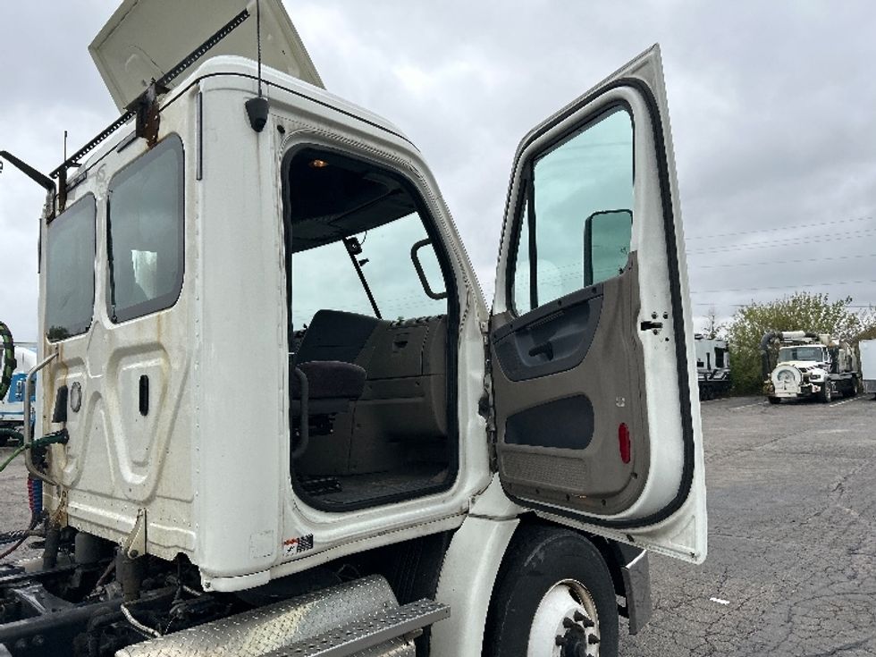 Day Cab Tractor-Heavy Duty Tractors-Freightliner-2019-Cascadia 11364ST-Piqua-OH-467,415\n\t\tmiles-$ 31,500 - Image 12