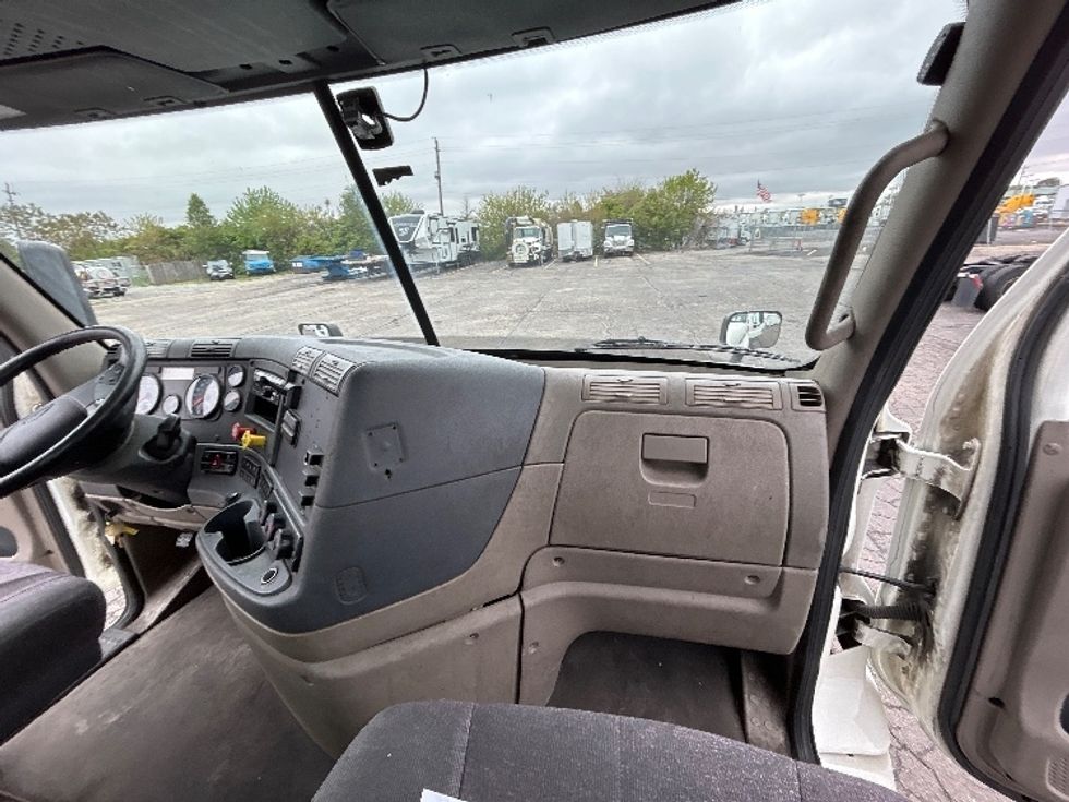 Day Cab Tractor-Heavy Duty Tractors-Freightliner-2019-Cascadia 11364ST-Piqua-OH-467,415\n\t\tmiles-$ 31,500 - Image 13