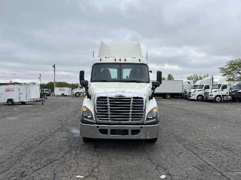 Day Cab Tractor-Heavy Duty Tractors-Freightliner-2019-Cascadia 11364ST-Piqua-OH-467,415\n\t\tmiles-$ 31,500 - Image 2