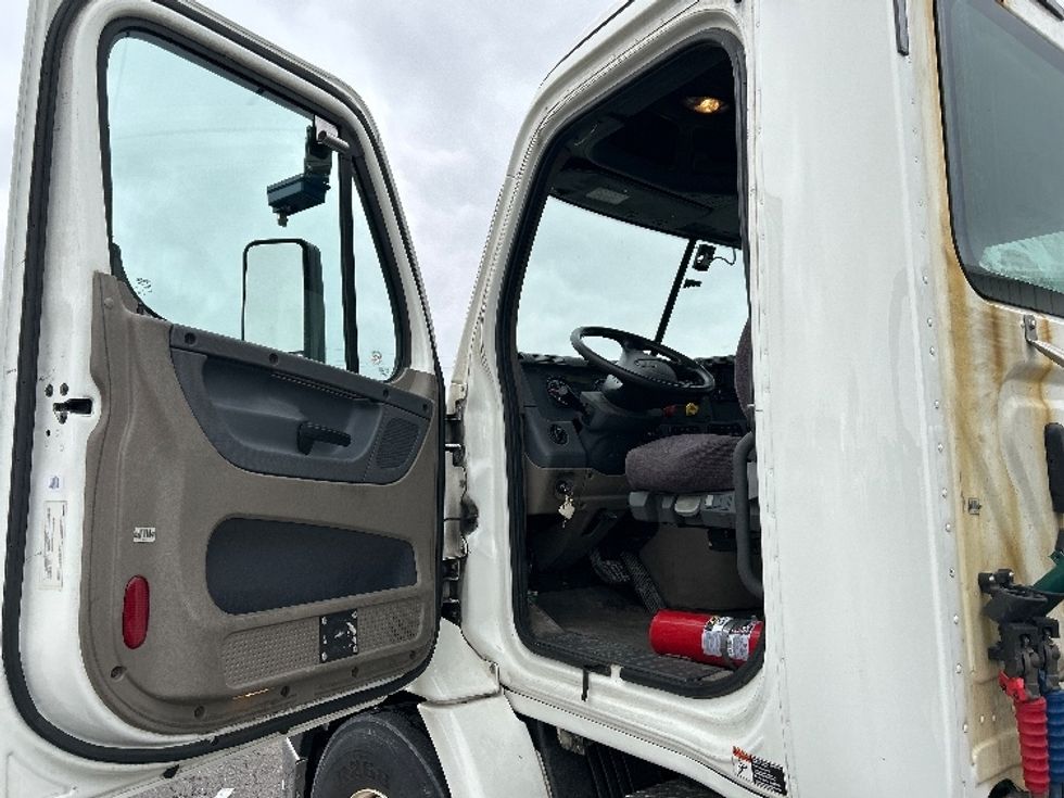 Day Cab Tractor-Heavy Duty Tractors-Freightliner-2019-Cascadia 11364ST-Piqua-OH-467,415\n\t\tmiles-$ 31,500 - Image 9