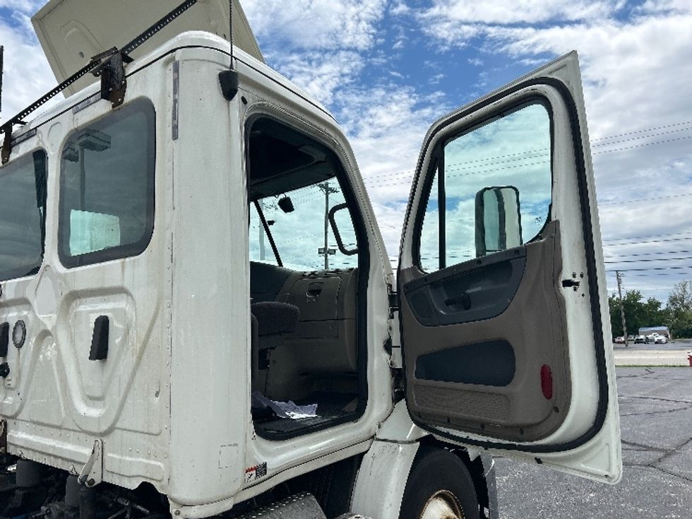 Day Cab Tractor-Heavy Duty Tractors-Freightliner-2019-Cascadia 11364ST-Piqua-OH-479,376\n\t\tmiles-$ 27,000 - Image 12