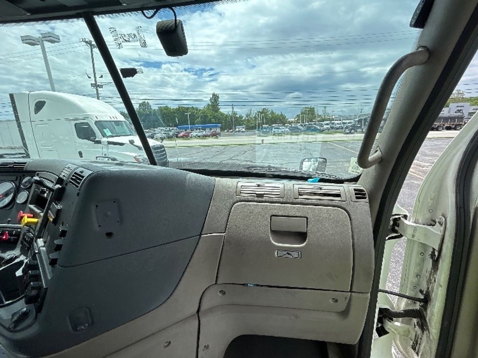 Day Cab Tractor-Heavy Duty Tractors-Freightliner-2019-Cascadia 11364ST-Piqua-OH-479,376\n\t\tmiles-$ 27,000 - Image 13