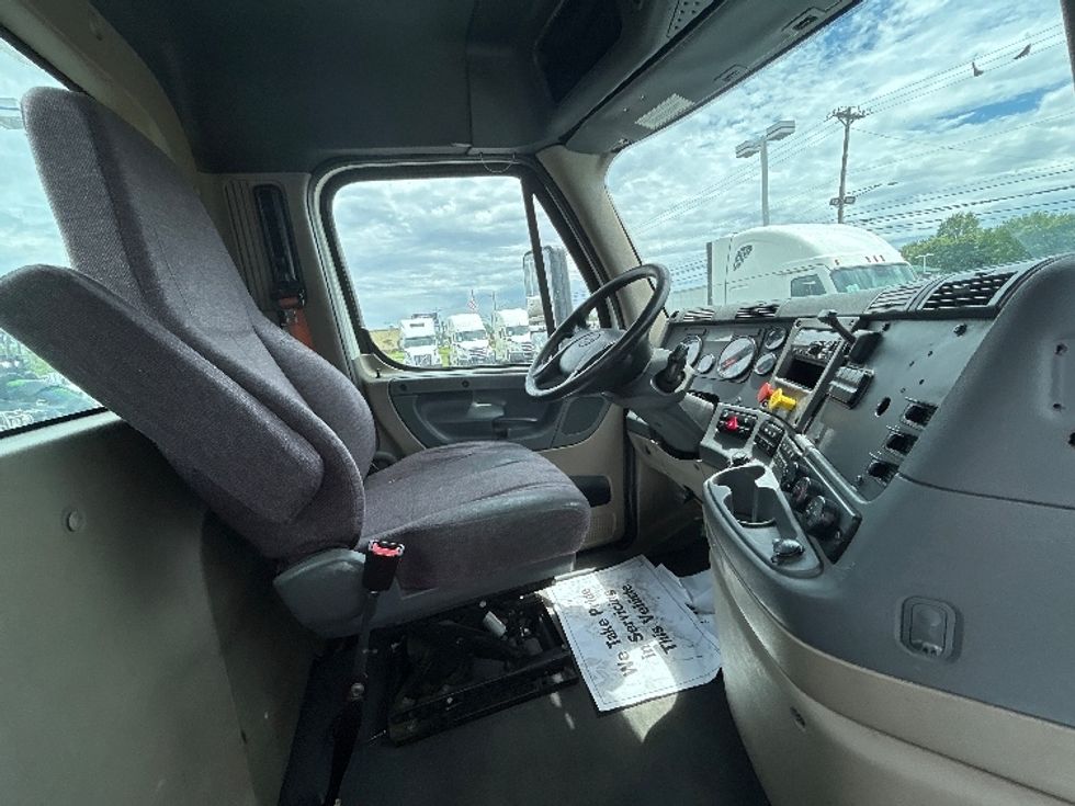 Day Cab Tractor-Heavy Duty Tractors-Freightliner-2019-Cascadia 11364ST-Piqua-OH-479,376\n\t\tmiles-$ 27,000 - Image 14