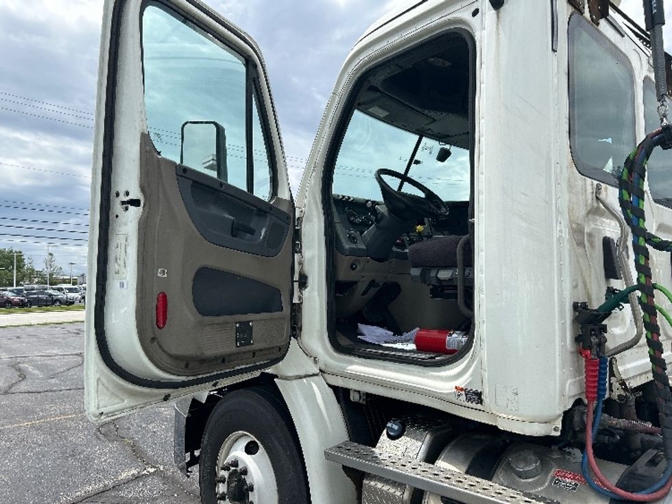Day Cab Tractor-Heavy Duty Tractors-Freightliner-2019-Cascadia 11364ST-Piqua-OH-479,376\n\t\tmiles-$ 27,000 - Image 9