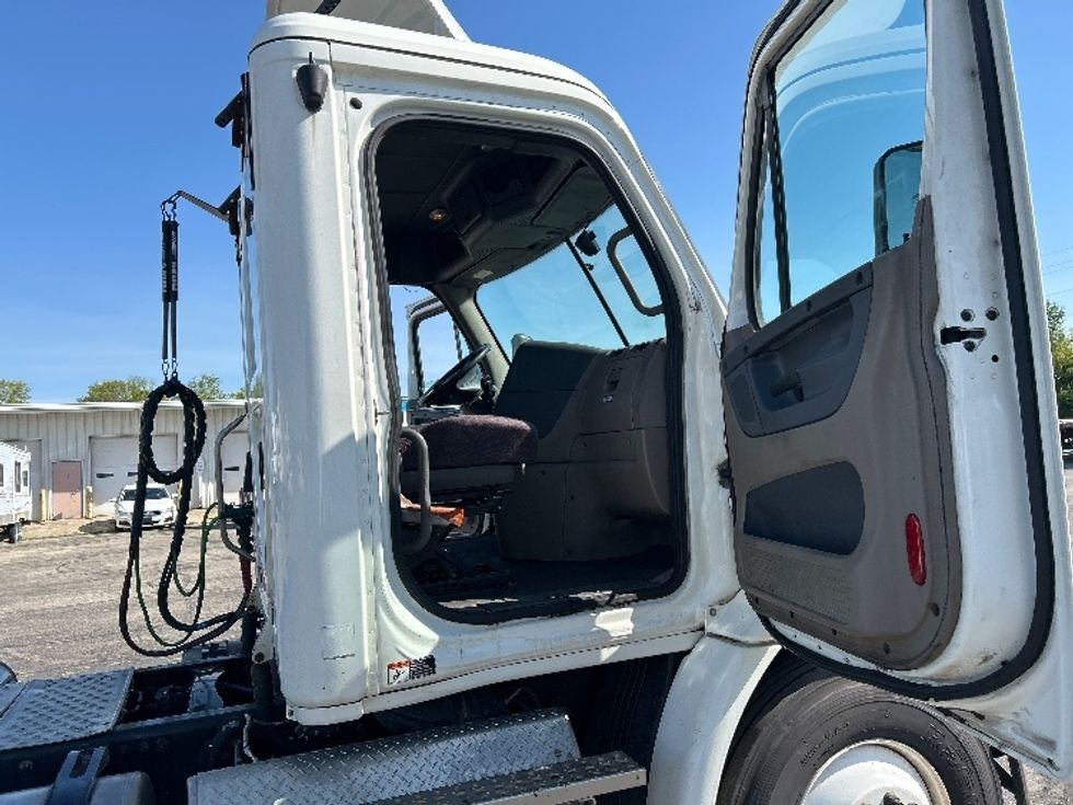 Day Cab Tractor-Heavy Duty Tractors-Freightliner-2019-Cascadia 11364ST-Piqua-OH-489,687\n\t\tmiles-$ 30,500 - Image 12