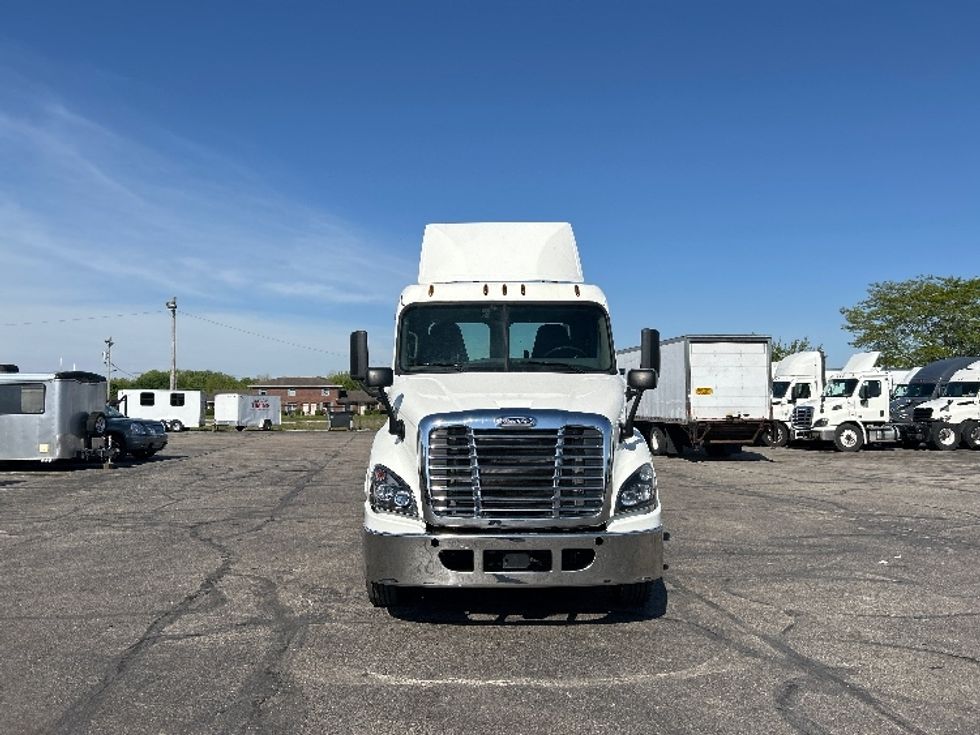 Day Cab Tractor-Heavy Duty Tractors-Freightliner-2019-Cascadia 11364ST-Piqua-OH-489,687\n\t\tmiles-$ 30,500 - Image 2