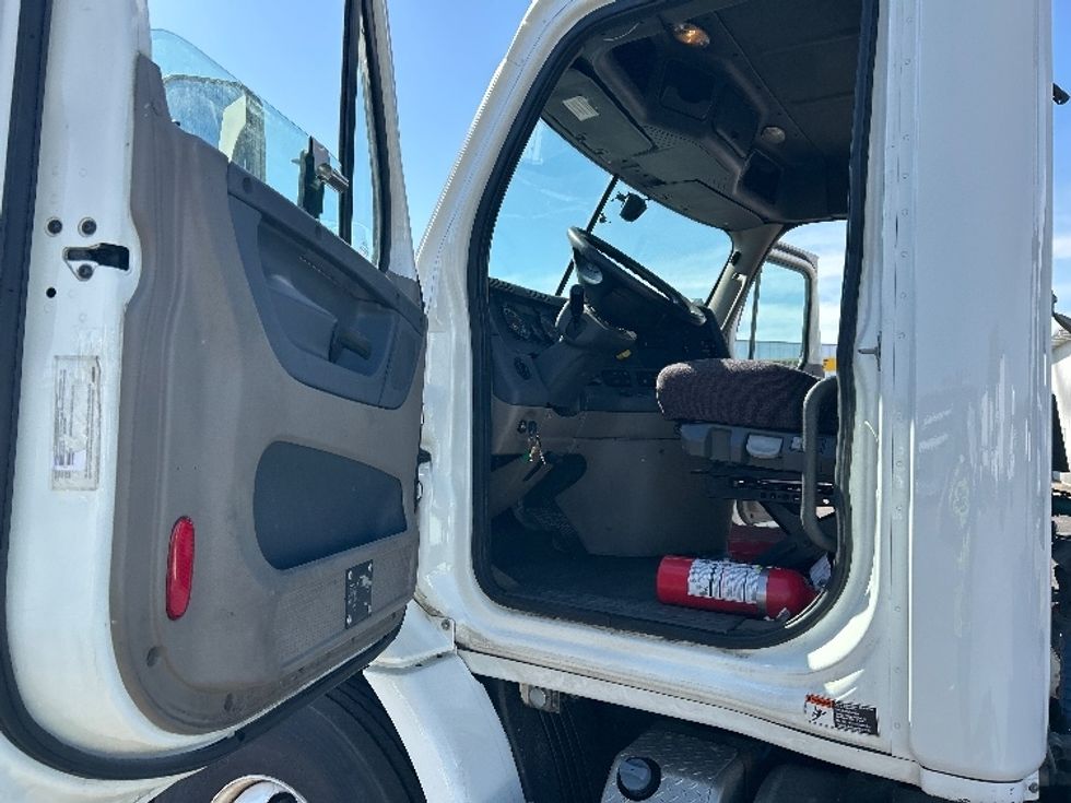 Day Cab Tractor-Heavy Duty Tractors-Freightliner-2019-Cascadia 11364ST-Piqua-OH-489,687\n\t\tmiles-$ 30,500 - Image 9