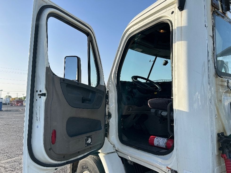 Day Cab Tractor-Heavy Duty Tractors-Freightliner-2019-Cascadia 11364ST-Piqua-OH-499,678\n\t\tmiles-$ 30,000 - Image 9