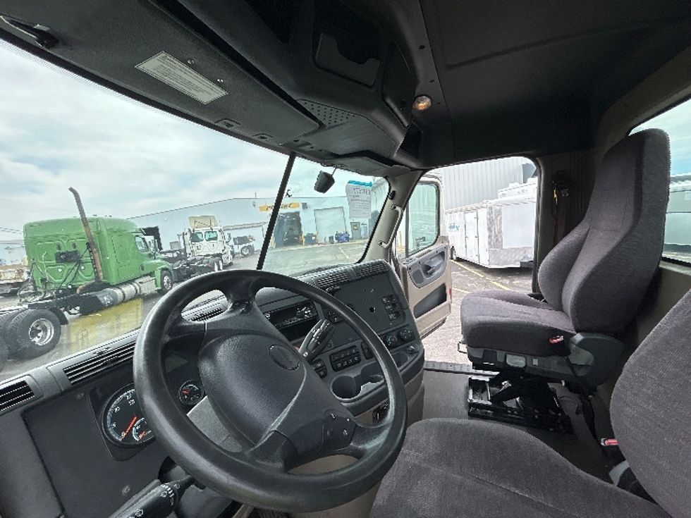 Day Cab Tractor-Heavy Duty Tractors-Freightliner-2019-Cascadia 11364ST-Piqua-OH-534,498\n\t\tmiles-$ 28,250 - Image 10
