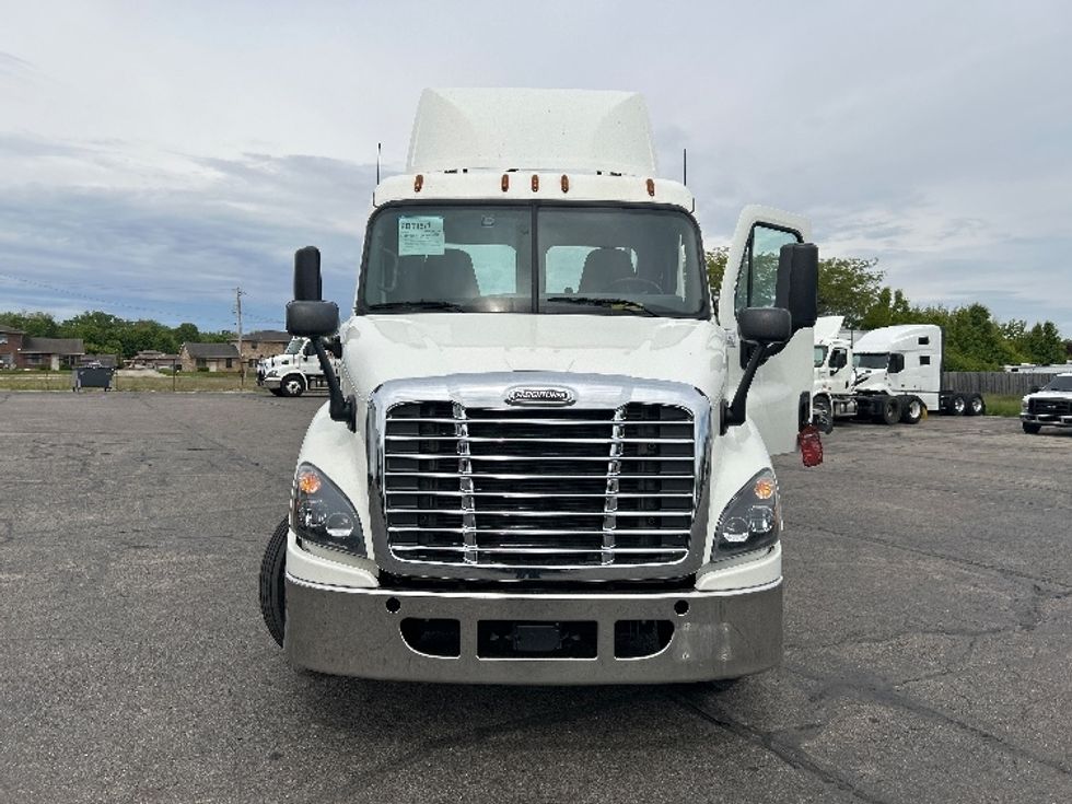 Day Cab Tractor-Heavy Duty Tractors-Freightliner-2019-Cascadia 11364ST-Piqua-OH-534,498\n\t\tmiles-$ 28,250 - Image 2