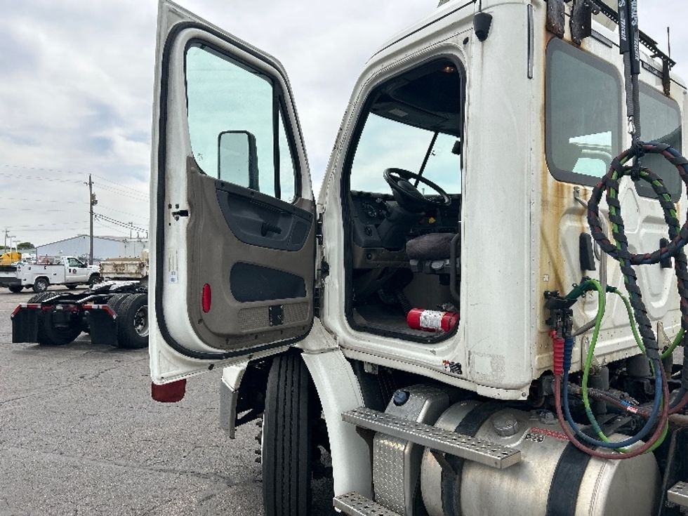 Day Cab Tractor-Heavy Duty Tractors-Freightliner-2019-Cascadia 11364ST-Piqua-OH-534,498\n\t\tmiles-$ 28,250 - Image 9