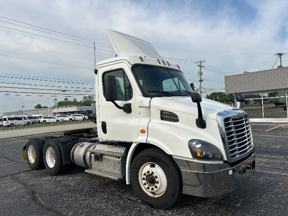Day Cab Tractor-Heavy Duty Tractors-Freightliner-2019-Cascadia 11364ST-Piqua-OH-537,564\n\t\tmiles-$ 24,250 - Image 1