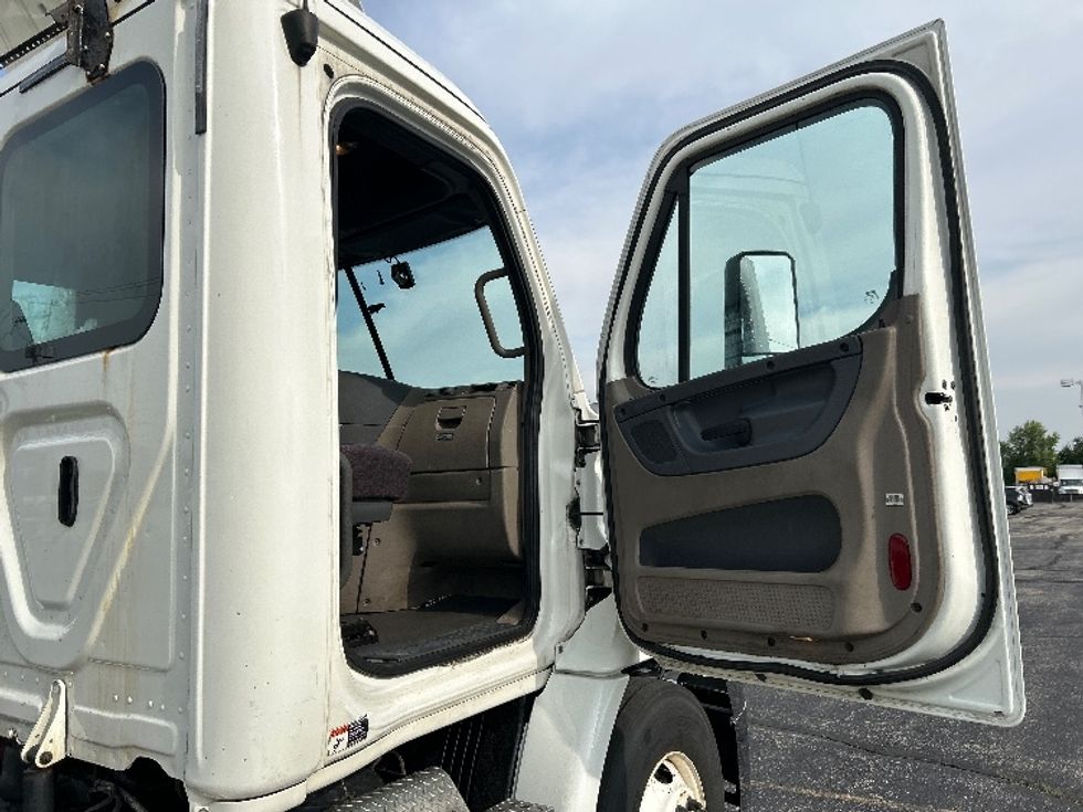 Day Cab Tractor-Heavy Duty Tractors-Freightliner-2019-Cascadia 11364ST-Piqua-OH-537,564\n\t\tmiles-$ 24,250 - Image 12