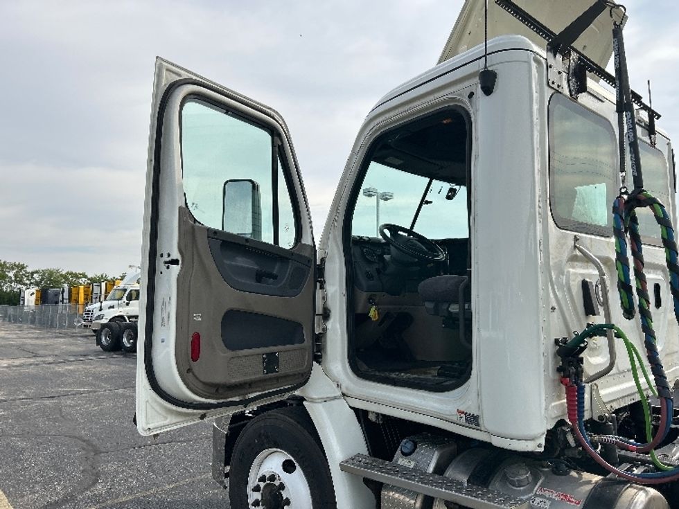 Day Cab Tractor-Heavy Duty Tractors-Freightliner-2019-Cascadia 11364ST-Piqua-OH-537,564\n\t\tmiles-$ 24,250 - Image 9