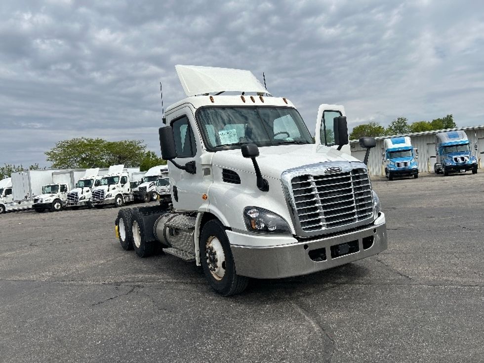 Day Cab Tractor-Heavy Duty Tractors-Freightliner-2019-Cascadia 11364ST-Piqua-OH-537,885\n\t\tmiles-$ 28,250 - Image 1
