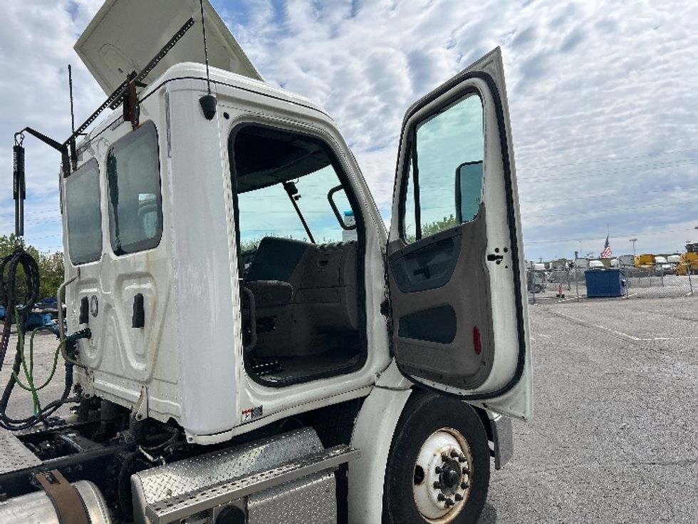 Day Cab Tractor-Heavy Duty Tractors-Freightliner-2019-Cascadia 11364ST-Piqua-OH-537,885\n\t\tmiles-$ 28,250 - Image 11