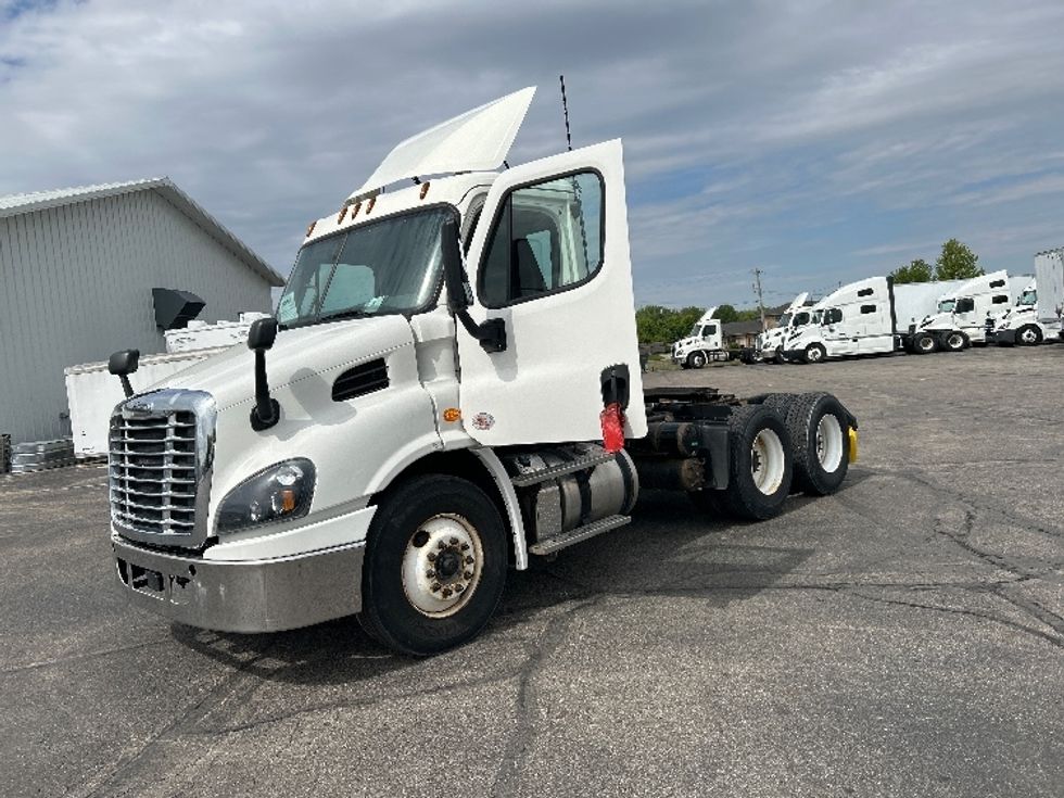 Day Cab Tractor-Heavy Duty Tractors-Freightliner-2019-Cascadia 11364ST-Piqua-OH-537,885\n\t\tmiles-$ 28,250 - Image 2