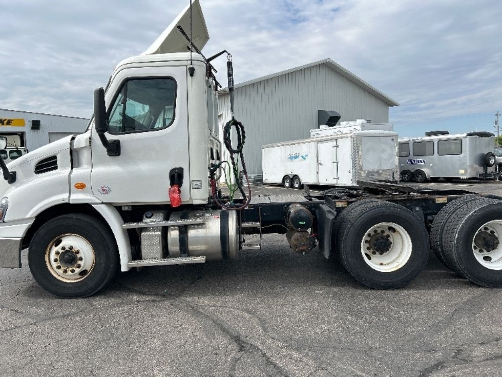 Day Cab Tractor-Heavy Duty Tractors-Freightliner-2019-Cascadia 11364ST-Piqua-OH-537,885\n\t\tmiles-$ 28,250 - Image 3