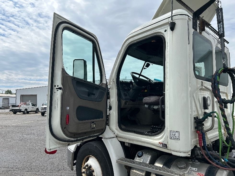 Day Cab Tractor-Heavy Duty Tractors-Freightliner-2019-Cascadia 11364ST-Piqua-OH-537,885\n\t\tmiles-$ 28,250 - Image 8