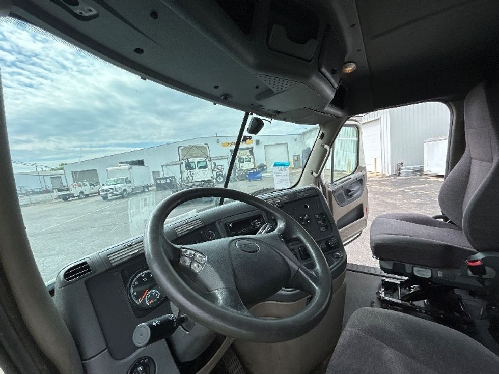 Day Cab Tractor-Heavy Duty Tractors-Freightliner-2019-Cascadia 11364ST-Piqua-OH-537,885\n\t\tmiles-$ 28,250 - Image 9